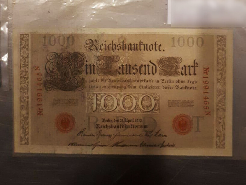 Житель Германии пытался вывезти из Украины в Польшу коллекции старинных банкнот и почтовых марок. Фото