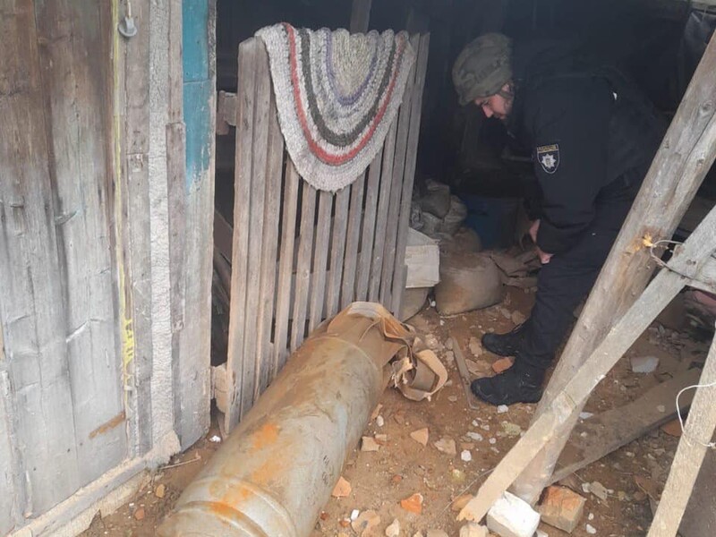 В Харьковской области упала на дом и не взорвалась 250-килограммовая авиабомба россиян. Полиция показала фото