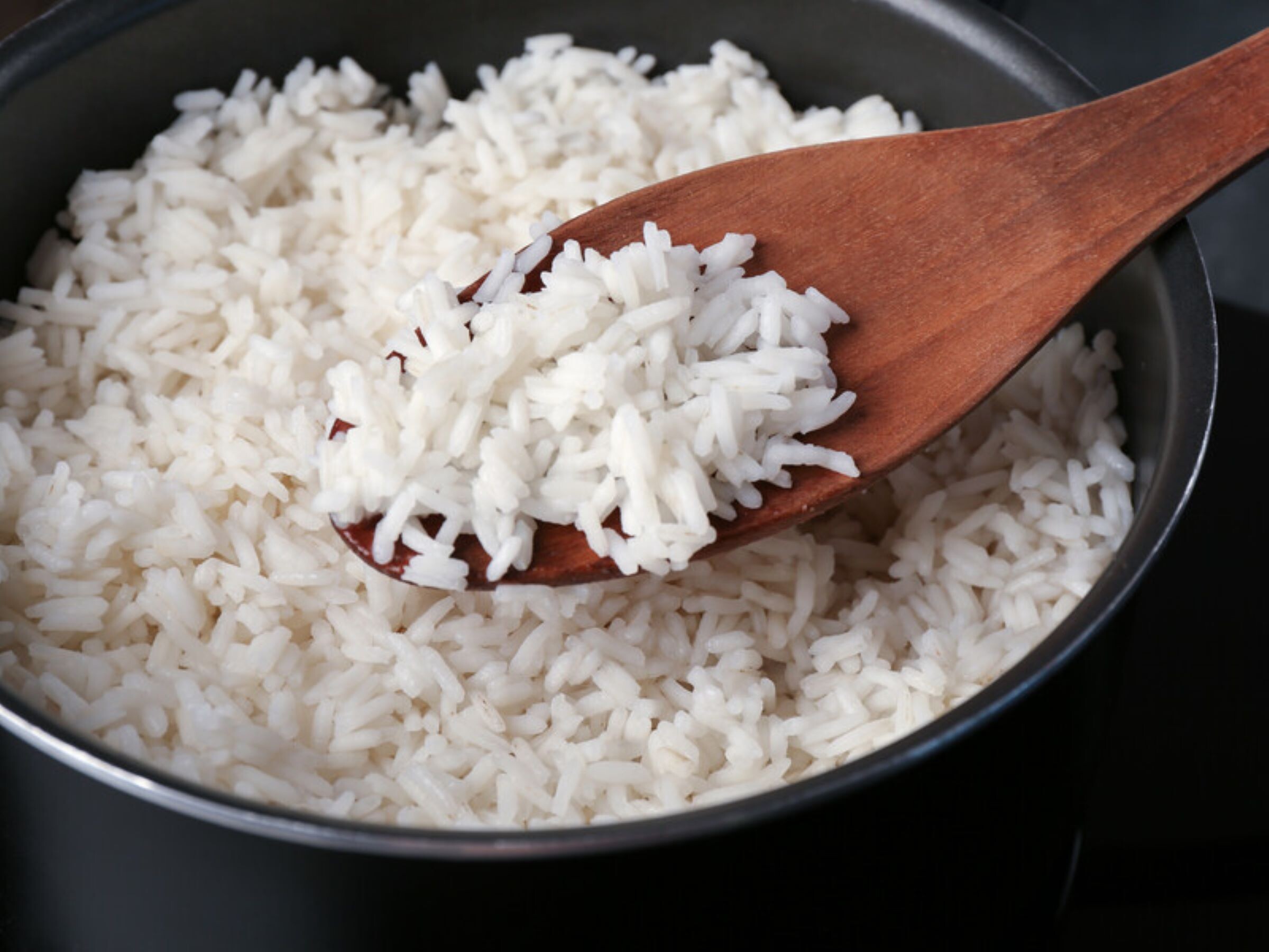 Помістіть рушник під кришку – і рис вийде розсипчастим. Кулінарний лайфхак від ресторатора