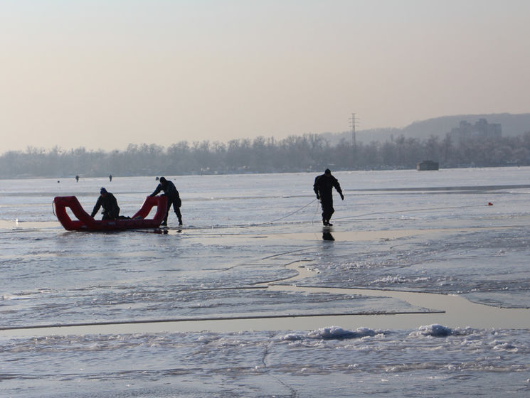 В Киеве спасатели помогли выбраться на берег более 50 рыбакам, которые дрейфовали на оторванных льдинах