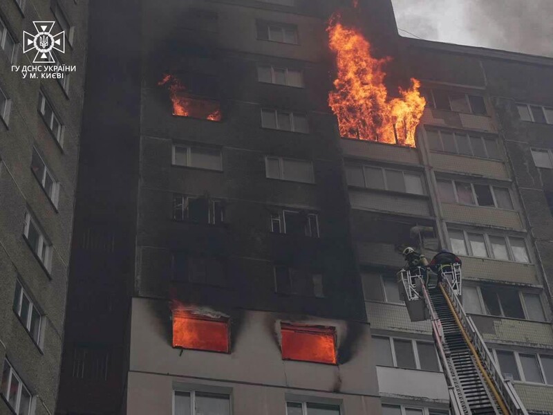 В Киеве двое погибших из-за ракетного удара РФ, под завалами могут быть люди – Зеленский