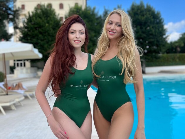 Який вигляд мають Полякова та її дочка в однакових сукнях. Фото