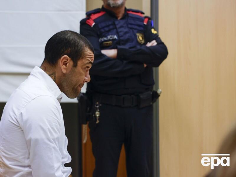 В Іспанії завершилися судові слухання у справі футболіста Дані Алвеса, якого обвинувачують у зґвалтуванні. Йому загрожує дев'ять років ув'язнення