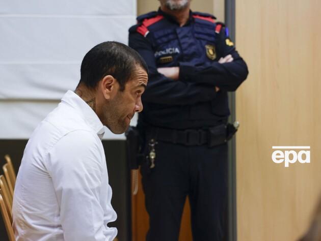 В Іспанії завершилися судові слухання у справі футболіста Дані Алвеса, якого обвинувачують у зґвалтуванні. Йому загрожує дев'ять років ув'язнення