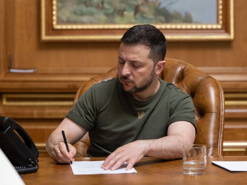 Зеленський офіційно змінив головнокомандувача ЗСУ. Опубліковано укази