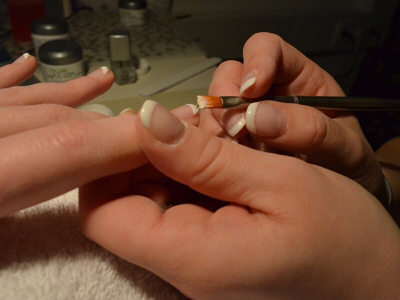 Найпростіший майстер-клас зі створення французького манікюру на натуральних нігтях. Відео