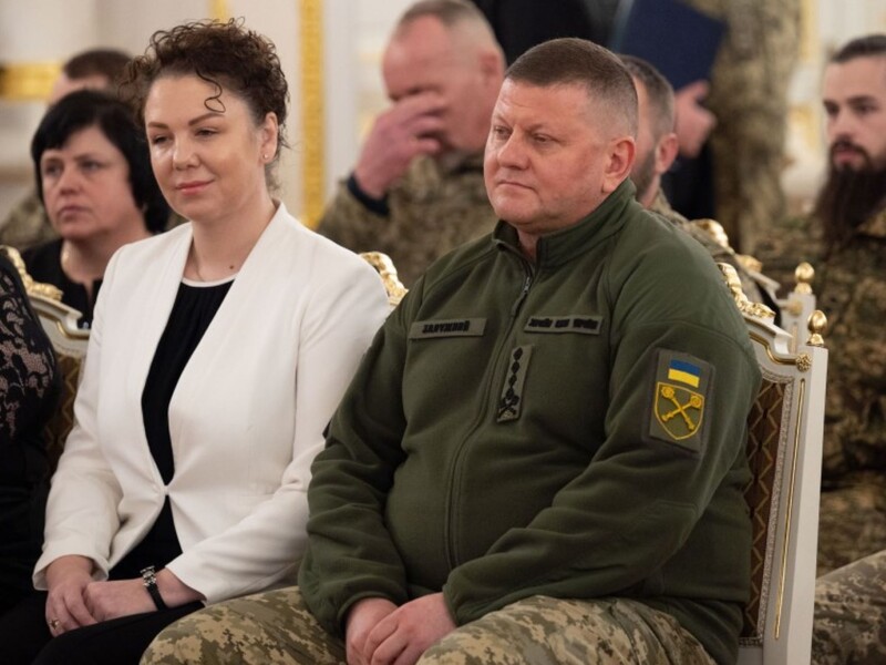 У чорних штанах і білому піджаку. Олена Залужна супроводжувала ексголовкома ЗСУ на церемонії нагородження в Маріїнському палаці. Фото