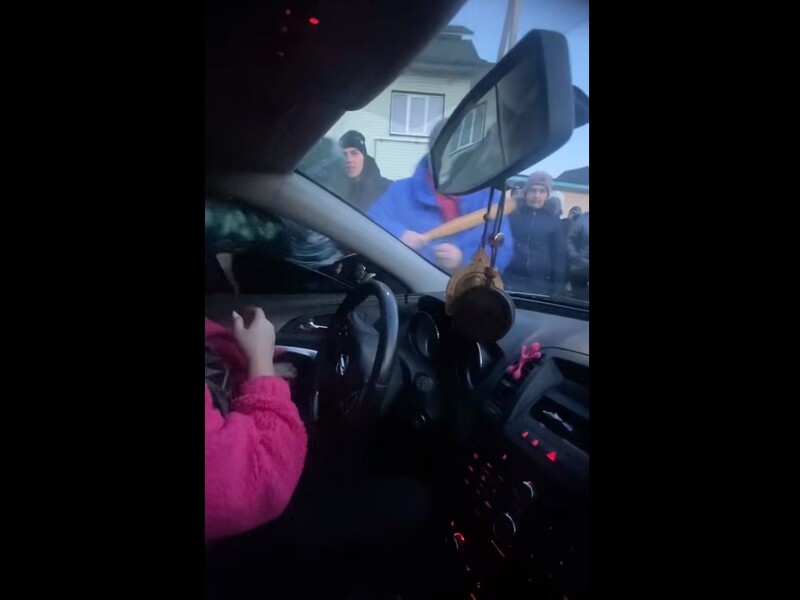 Жители Космача подали заявление в полицию по поводу "унижения чести и достоинства" из-за выложенного видео с избиением женщины, которую они приняли за "наводчицу" ТЦК