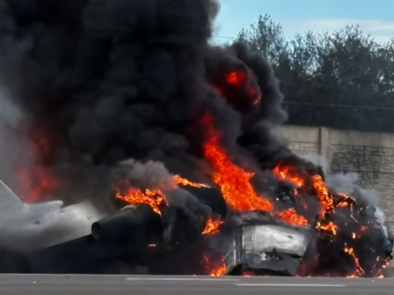 В США самолет упал на трассу и загорелся, два человека погибли