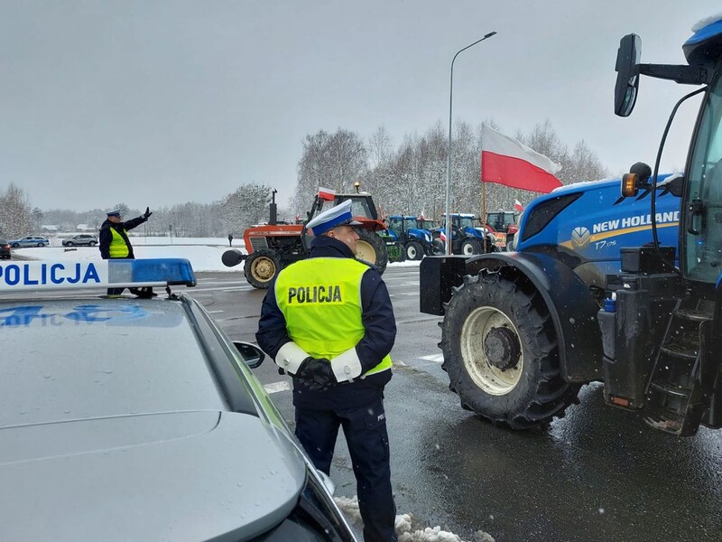 Полиция Польши расследует инцидент возле КП "Ягодин – Дорогуск", во время которого протестующие высыпали зерно из украинских грузовиков
