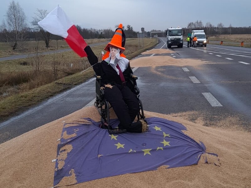"Иронично, что активисты покрыли кучу зерна флагом ЕС, а не российским". Соцсети возмущены действиями польских фермеров, рассыпавших на дороге украинское зерно