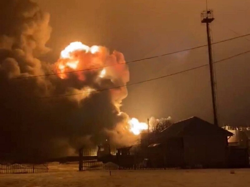 У Курській області сильна пожежа на нафтобазі. Окупанти заявили про атаку українського безпілотника. Відео