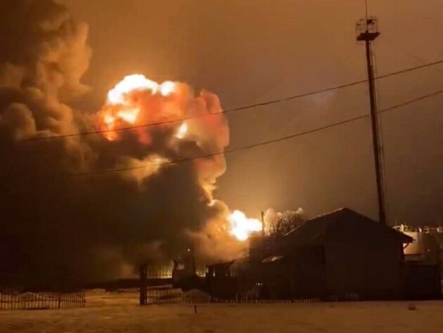 В Курской области сильный пожар на нефтебазе. Оккупанты заявили об атаке украинского беспилотника. Видео