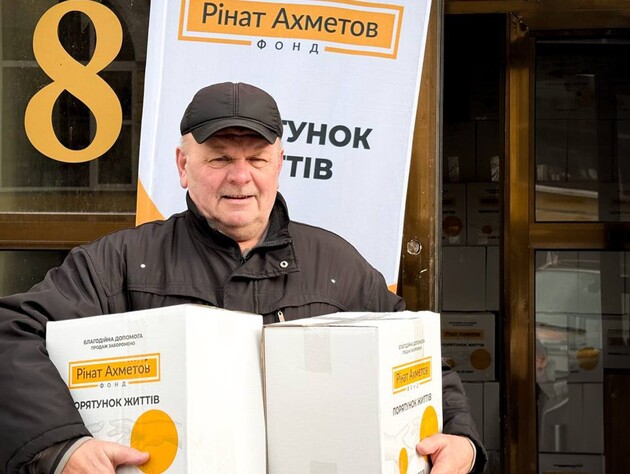 Для переселенцев из Луганской области продолжается выдача помощи от Фонда Рината Ахметова в Харькове