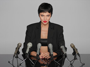 Полякова в новому кліпі знялася в образі брюнетки і Фредді Мерк'юрі. Відео