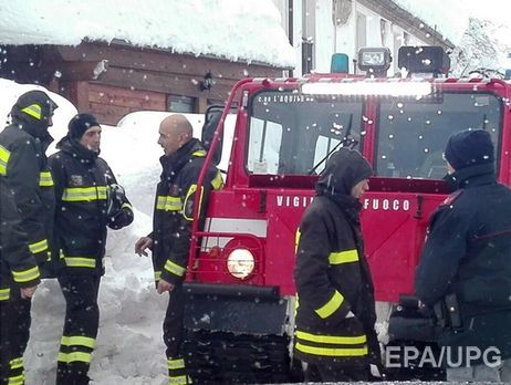 В Италии снежная лавина заблокировала в отеле 30 человек. Фоторепортаж
