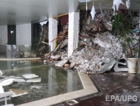 В сети опубликованы кадры из заваленного снежной лавиной отеля в Италии. Видео