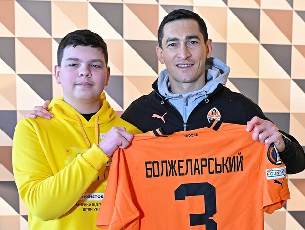 14-річний Тимофій із Донецької області, який після поранення пройшов реабілітацію від Фонду Ріната Ахметова, відвідав матч 