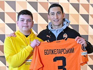 14-летний Тимофей из Донецкой области, который после ранения прошел реабилитацию от Фонда Рината Ахметова, посетил матч 
