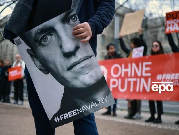 "Для Путина это черный лебедь". Соцсети реагируют на смерть Навального