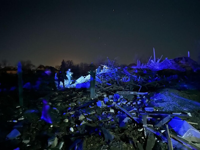 Ворог обстріляв Краматорськ і Слов'янськ, під завалами шукають людей, уже дістали одну жертву – обладміністрація