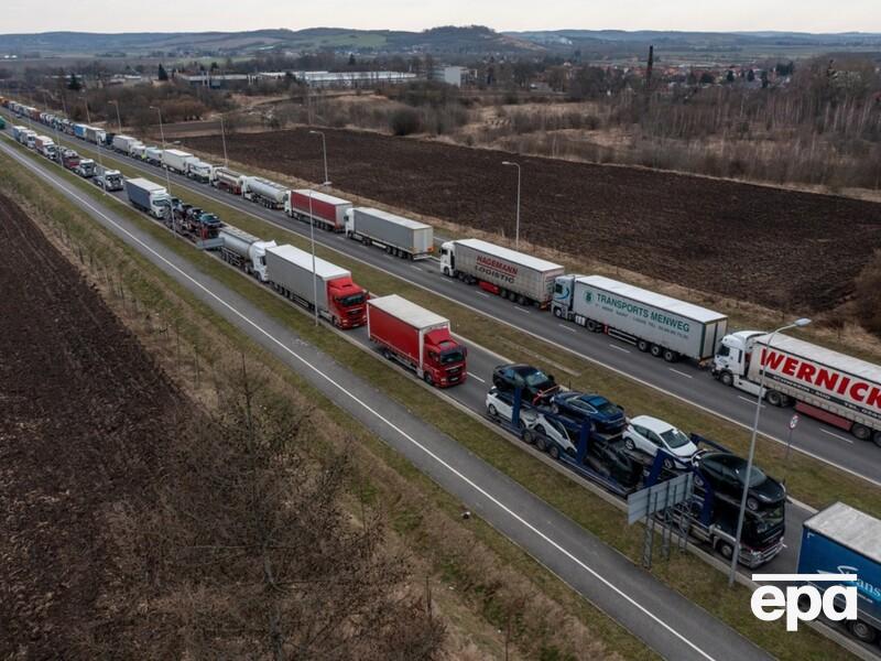 Україна провела термінові переговори з Польщею через блокування пасажирського транспорту на кордоні