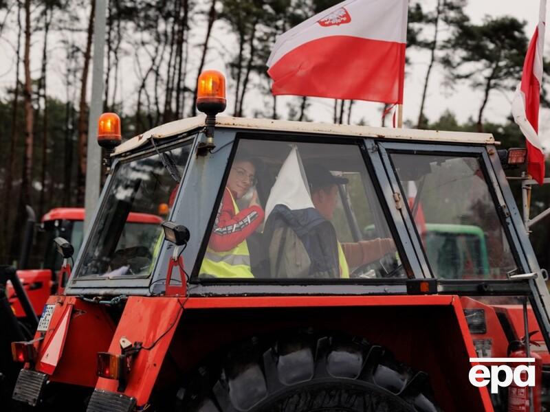 "Путин, разберись с Украиной и Брюсселем". В Польше фермер выехал на акцию протеста с флагом СССР и плакатом, полиция отреагировала