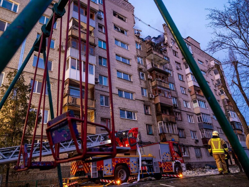 Росіяни вдарили по багатоповерхівці й підприємству в Дніпрі, поранено вісьмох людей, під завалами можуть бути люди – ОВА