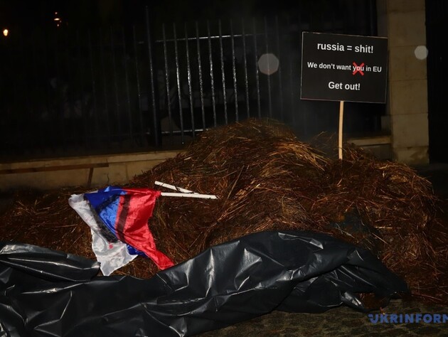 Послу РФ в Польше активисты высыпали под резиденцией 2 тонны фекалий, а других российских дипломатов разбудили сиреной