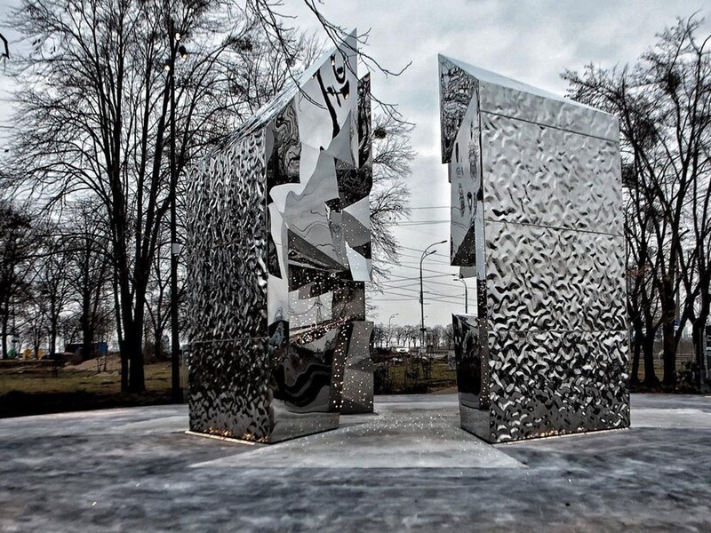 Под Киевом открыли мемориал "Крест Героев" ко второй годовщине вторжения РФ в Украину
