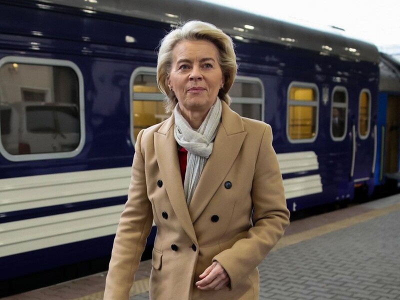 Фон дер Ляєн показала, чим її з прем'єрами Бельгії та Канади пригощали в поїзді 