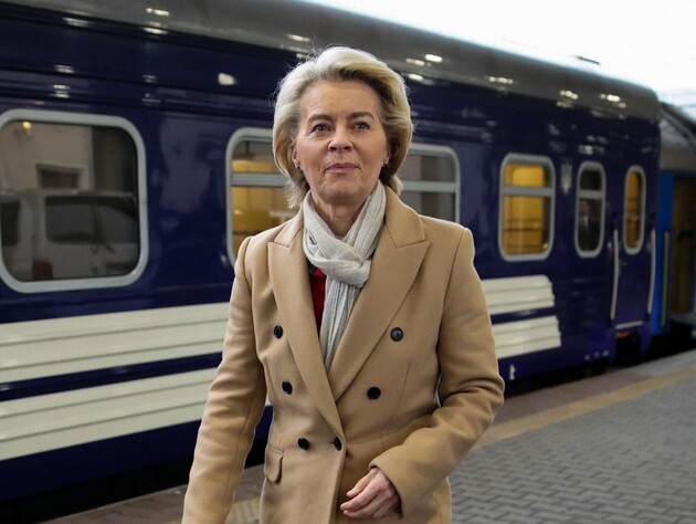 Фон дер Ляйен показала, чем ее с премьерами Бельгии и Канады угощали в поезде 