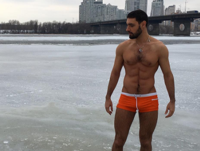 Козловский в плавках позировал перед прорубью