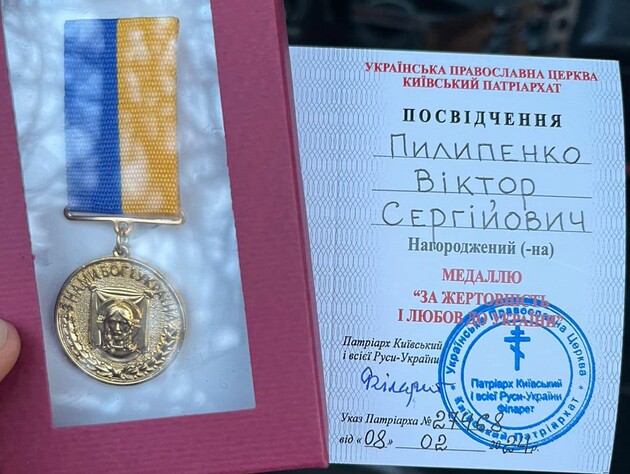 Патріарх Філарет нагородив за захист України відкритого гея, а потім анулював нагороду. Після цього від медалей Філарета почали відмовлятися