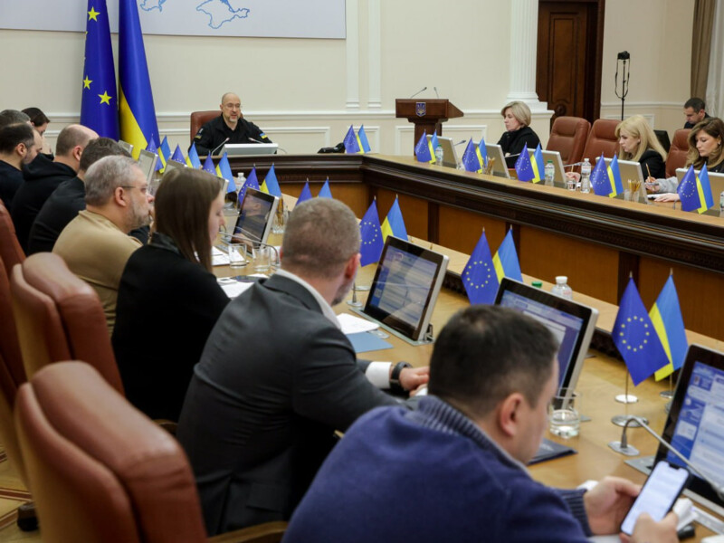 Кабмін України поширив "єЧергу" на водіїв легкових автомобілів
