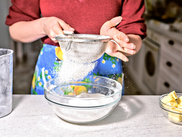 Как просеять муку через сито и не запачкать стол. Лайфхак с перевернутым стаканом