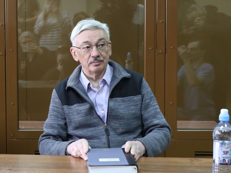 В РФ приговорили 70-летнего сопредседателя "Мемориала" к 2,5 года колонии за "дискредитацию российской армии"