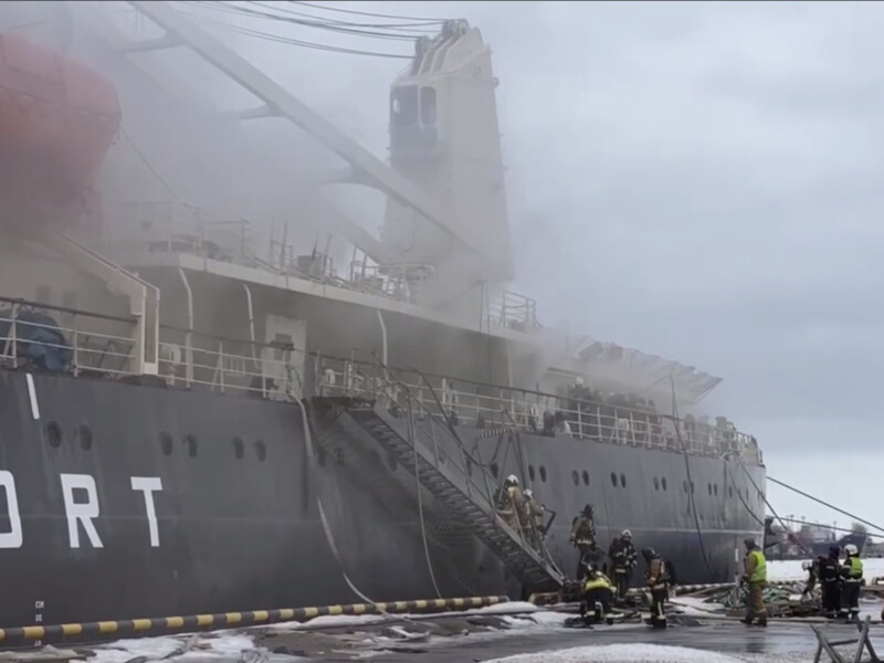 В порту Санкт-Петербурга загорелся ледокол "Ермак". Видео