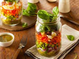 Этот способ поможет дольше сохранить салат свежим. Рецепт и лайфхак