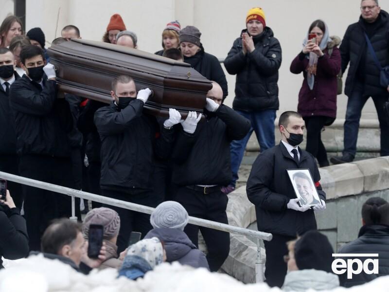 В Москве под музыку Синатры похоронили Навального, силовики приступили к задержаниям