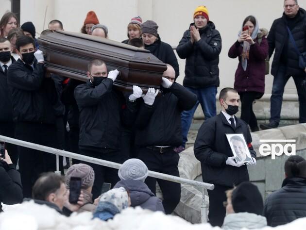 В Москве под музыку Синатры похоронили Навального, силовики приступили к задержаниям