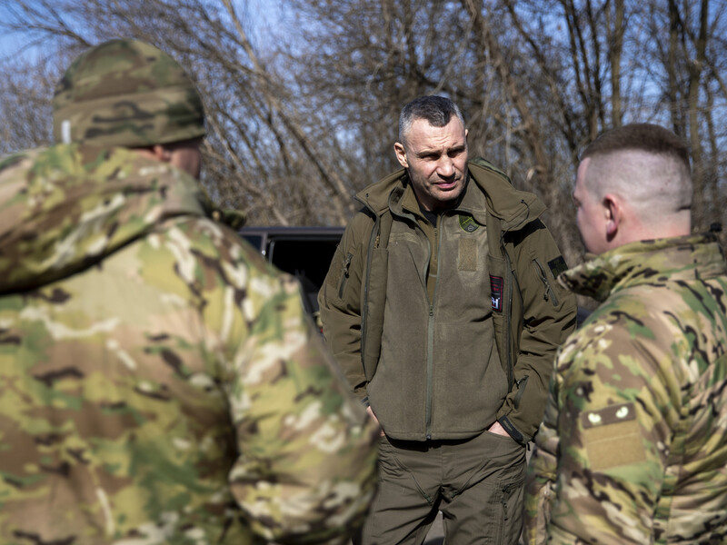 Кличко привіз на передову бійцям чотирьох підрозділів дрони, РЕБ і броньовик