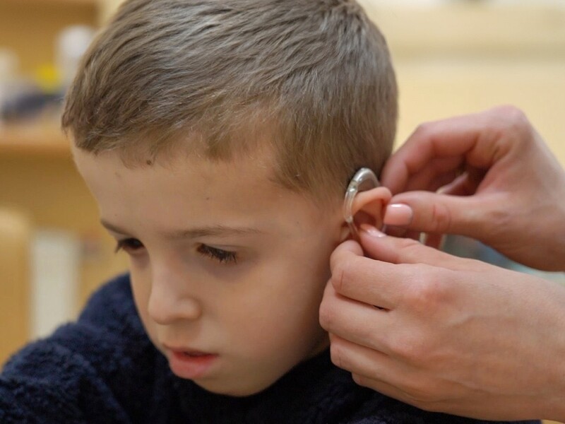 "Я счастлива, что мой ребенок будет слышать мир". Пятилетний Павел из Одессы получил современные слуховые аппараты от Фонда Рината Ахметова