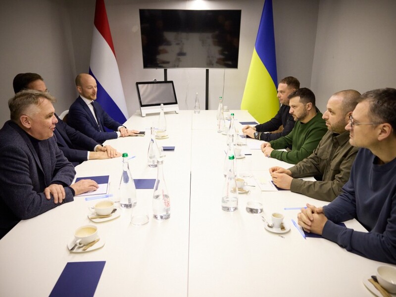 Прем'єр Нідерландів разом із Зеленським узяв участь у засіданні військового кабінету в Харкові. Вони поспілкувалися із Сирським, Умєровим і Олещуком