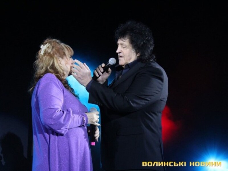 66-летняя Сандулеса воссоединилась на сцене в Луцке со своим бывшим мужем, 70-летним Бобулом. Видео
