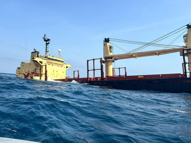 В Красном море затонуло судно, подбитое хуситами в феврале