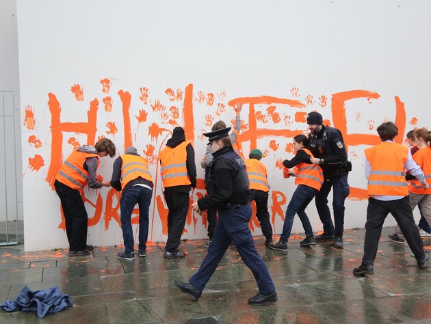 Подростки-экоактивисты облили краской немецкую канцелярию. Фото