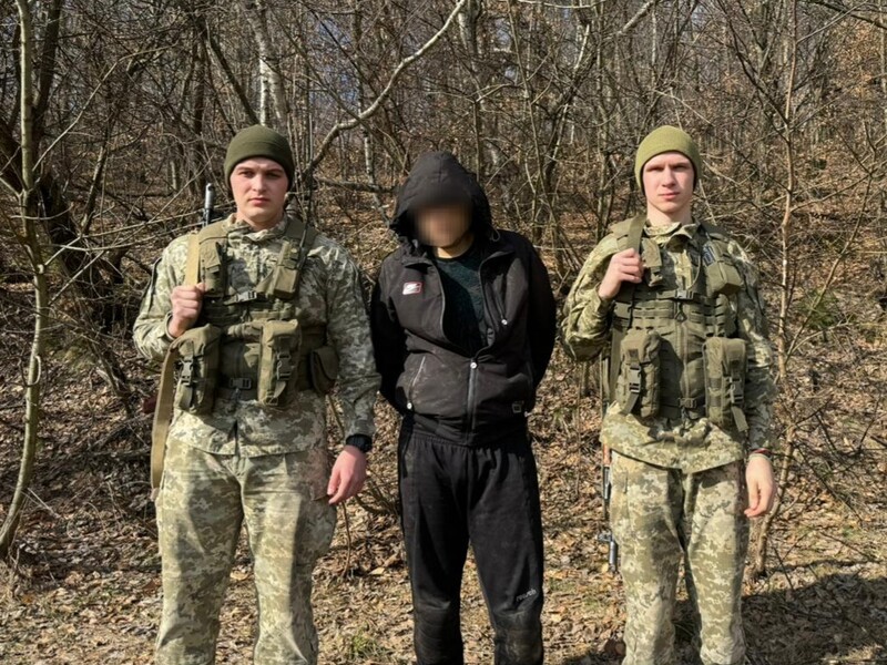 "Три дня бродил без еды и воды". Украинские пограничники нашли в горах обессиленного мужчину, который хотел незаконно попасть в Словакию. Фото, видео