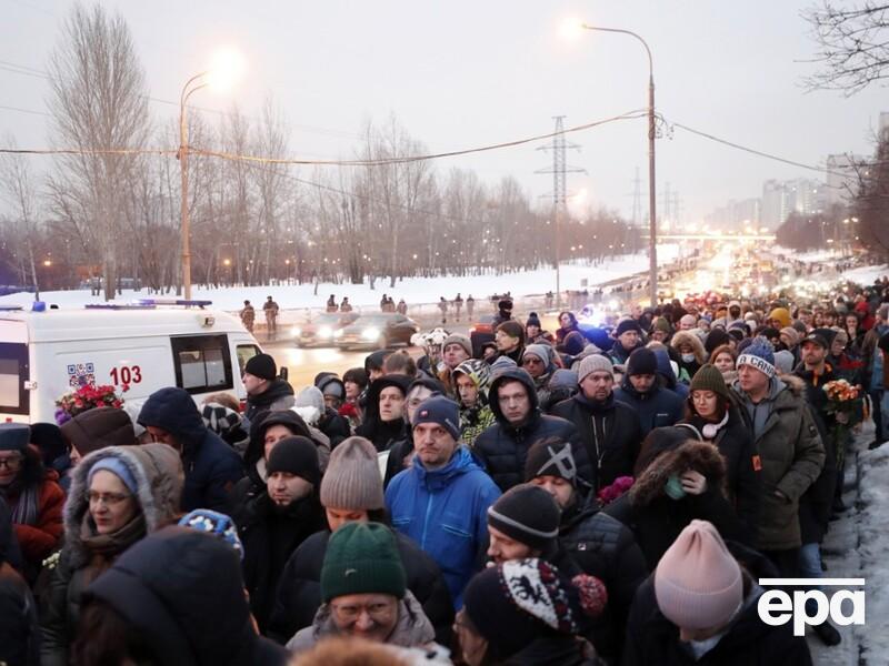 У Росії почали затримувати людей, які приходили на похорон Навального. Поліція їх вистежує через відеокамери