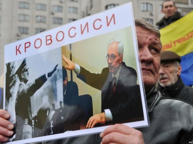 Активисты обносят Майдан Незалежности колючей проволокой